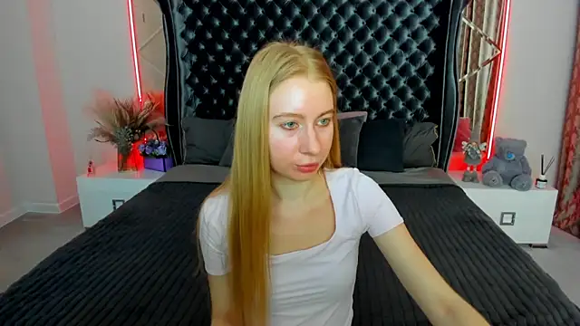 Snapshot of Alina_Blonde chatting on May 2026 06:01:02 AM Alina Blonde online show from May 2026 06:01:02 AM