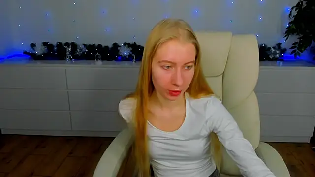 Snapshot of Alina_Blonde chatting on December 2025 06:34:01 AM Alina Blonde online show from December 2025 06:34:01 AM