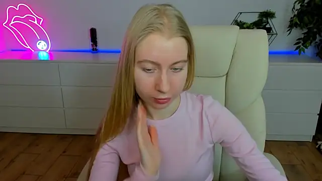 Snapshot of Alina_Blonde chatting on February 2026 06:36:02 AM Alina Blonde online show from February 2026 06:36:02 AM