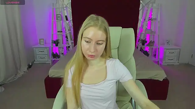 Snapshot of Alina_Blonde chatting on June 2026 05:35:01 AM Alina Blonde online show from June 2026 05:35:01 AM
