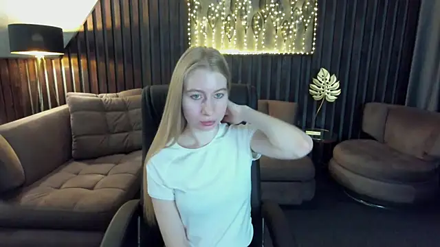 Snapshot of Alina_Blonde chatting on May 2026 05:33:01 AM Alina Blonde online show from May 2026 05:33:01 AM