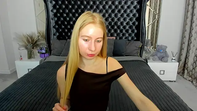 Snapshot of Alina_Blonde chatting on May 2026 11:38:01 AM Alina Blonde online show from May 2026 11:38:01 AM
