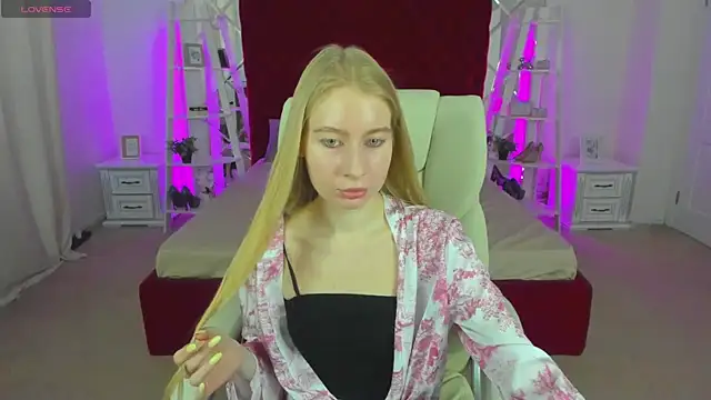 Snapshot of Alina_Blonde chatting on June 2026 05:40:01 AM Alina Blonde online show from June 2026 05:40:01 AM