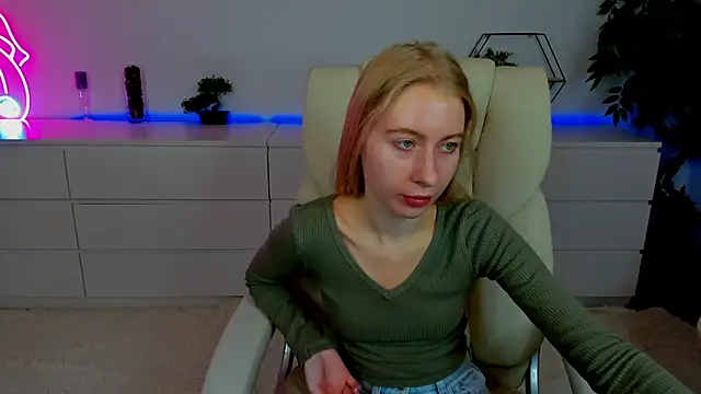 Snapshot of Alina_Blonde chatting on October 2025 05:38:02 AM Alina Blonde online show from October 2025 05:38:02 AM