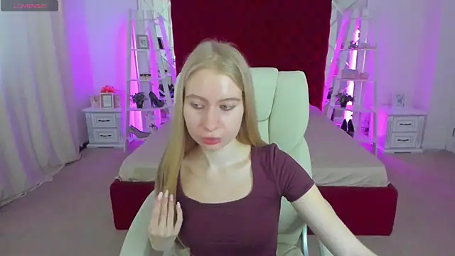 Snapshot of Alina_Blonde chatting on July 2026 05:41:01 AM Alina Blonde online show from July 2026 05:41:01 AM