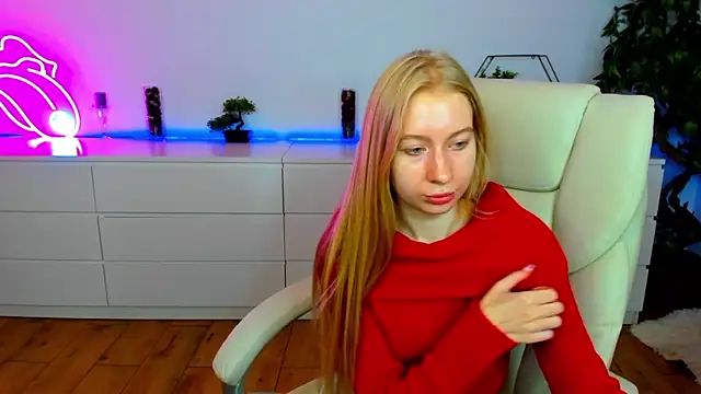 Snapshot of Alina_Blonde chatting on November 2025 07:01:02 AM Alina Blonde online show from November 2025 07:01:02 AM