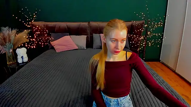 Snapshot of Alina_Blonde chatting on November 2025 06:40:02 AM Alina Blonde online show from November 2025 06:40:02 AM