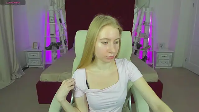 Snapshot of Alina_Blonde chatting on May 2026 05:40:02 AM Alina Blonde online show from May 2026 05:40:02 AM