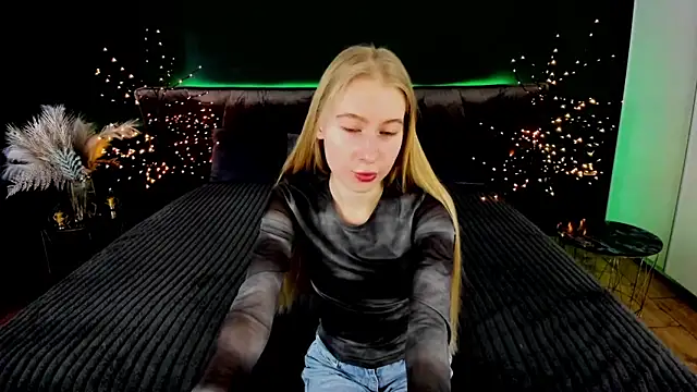 Snapshot of Alina_Blonde chatting on September 2025 12:05:01 PM Alina Blonde online show from September 2025 12:05:01 PM