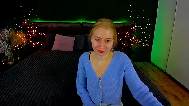 Snapshot of Alina_Blonde chatting on September 2025 05:45:02 AM Alina Blonde online show from September 2025 05:45:02 AM