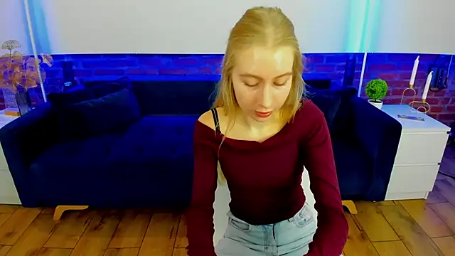 Snapshot of Alina_Blonde chatting on October 2025 06:34:01 AM Alina Blonde online show from October 2025 06:34:01 AM