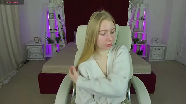 Snapshot of Alina_Blonde chatting on April 2026 05:36:01 AM Alina Blonde online show from April 2026 05:36:01 AM