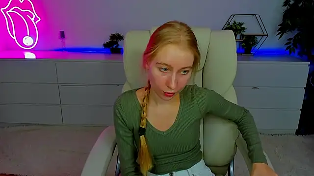 Snapshot of Alina_Blonde chatting on October 2025 12:09:01 PM Alina Blonde online show from October 2025 12:09:01 PM