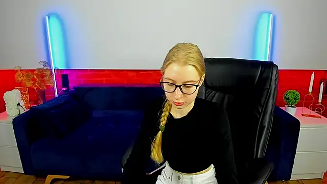 Snapshot of Alina_Blonde chatting on September 2025 05:35:01 AM Alina Blonde online show from September 2025 05:35:01 AM