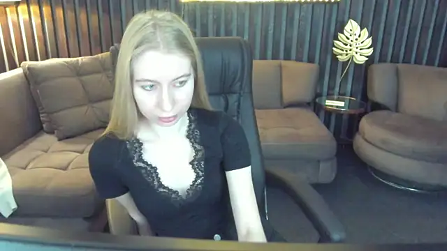 Snapshot of Alina_Blonde chatting on May 2026 05:32:02 AM Alina Blonde online show from May 2026 05:32:02 AM