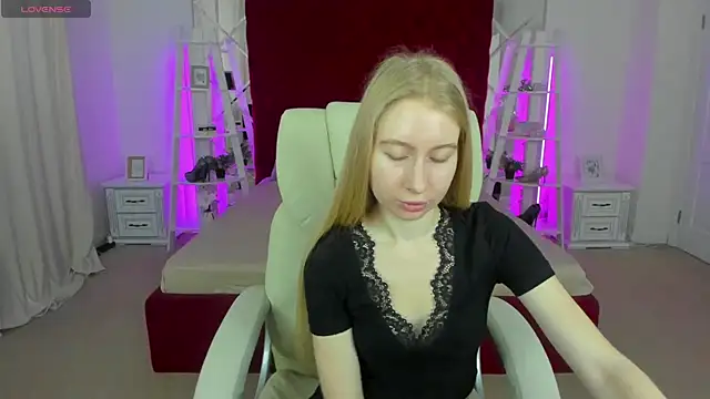 Snapshot of Alina_Blonde chatting on May 2026 05:33:01 AM Alina Blonde online show from May 2026 05:33:01 AM