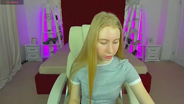 Snapshot of Alina_Blonde chatting on May 2026 05:37:02 AM Alina Blonde online show from May 2026 05:37:02 AM