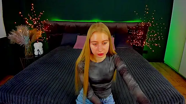 Snapshot of Alina_Blonde chatting on October 2025 05:41:02 AM Alina Blonde online show from October 2025 05:41:02 AM