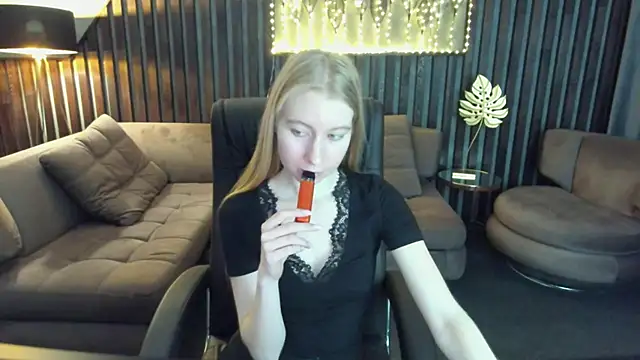 Snapshot of Alina_Blonde chatting on May 2026 02:56:01 PM Alina Blonde online show from May 2026 02:56:01 PM