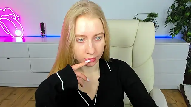 Snapshot of Alina_Blonde chatting on February 2026 06:33:01 AM Alina Blonde online show from February 2026 06:33:01 AM