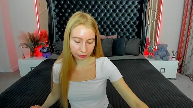 Snapshot of Alina_Blonde chatting on June 2026 05:34:02 AM Alina Blonde online show from June 2026 05:34:02 AM