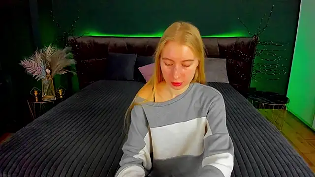 Snapshot of Alina_Blonde chatting on October 2025 05:41:02 AM Alina Blonde online show from October 2025 05:41:02 AM