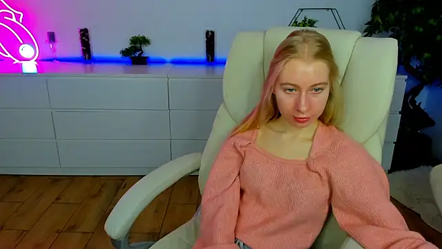 Snapshot of Alina_Blonde chatting on November 2025 06:39:01 AM Alina Blonde online show from November 2025 06:39:01 AM