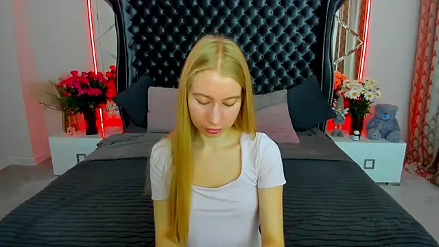 Snapshot of Alina_Blonde chatting on June 2026 05:57:01 AM Alina Blonde online show from June 2026 05:57:01 AM