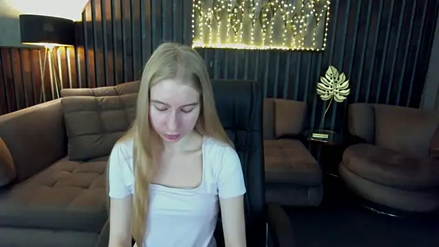 Snapshot of Alina_Blonde chatting on July 2026 05:37:01 AM Alina Blonde online show from July 2026 05:37:01 AM
