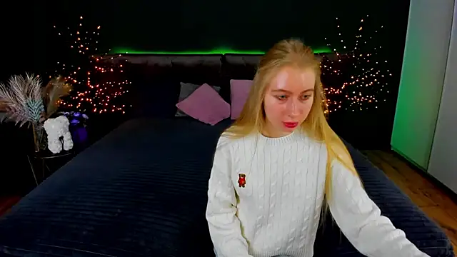 Snapshot of Alina_Blonde chatting on October 2025 06:34:01 AM Alina Blonde online show from October 2025 06:34:01 AM