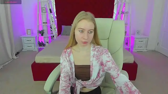 Snapshot of Alina_Blonde chatting on June 2026 05:41:02 AM Alina Blonde online show from June 2026 05:41:02 AM