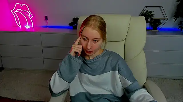 Snapshot of Alina_Blonde chatting on September 2025 05:36:02 AM Alina Blonde online show from September 2025 05:36:02 AM