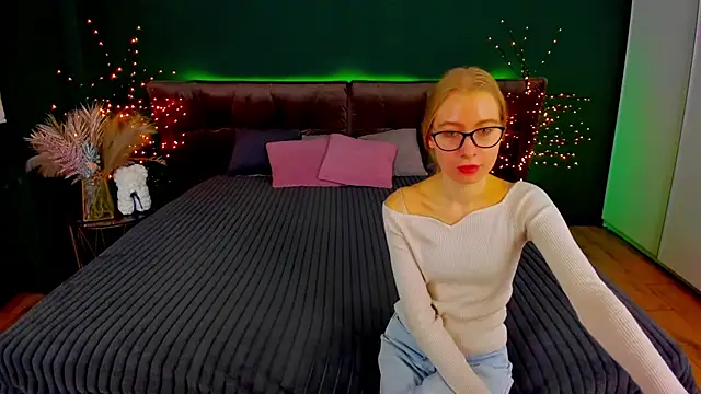 Snapshot of Alina_Blonde chatting on October 2025 05:43:02 AM Alina Blonde online show from October 2025 05:43:02 AM