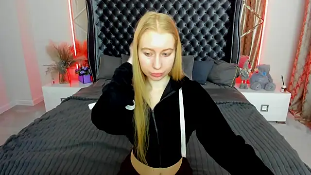 Snapshot of Alina_Blonde chatting on April 2026 05:43:02 AM Alina Blonde online show from April 2026 05:43:02 AM
