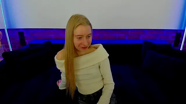 Snapshot of Alina_Blonde chatting on December 2025 06:48:01 AM Alina Blonde online show from December 2025 06:48:01 AM