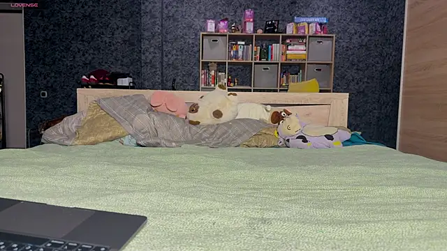 AzureEyes online show from November 2025 03:48:01 PM