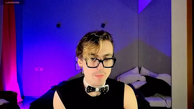 OLIVER  MARTINEZ online show from October 2025 05:31:02 AM