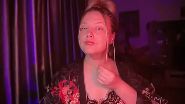 Snapshot of BikiHellena chatting on June 2026 12:27:01 AM BikiHellena online show from June 2026 12:27:01 AM