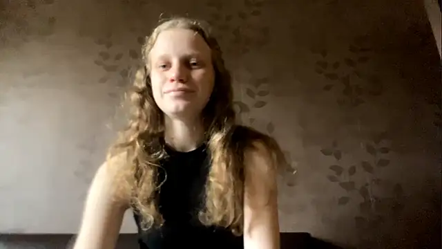 Snapshot of GlyndaCaver chatting on October 2025 10:39:01 AM GlyndaCaver online show from October 2025 10:39:01 AM