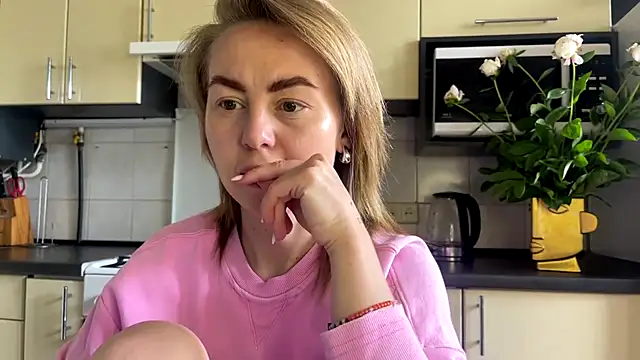 Snapshot of MartaLuna_ chatting on May 2026 08:54:01 AM MartaLuna online show from May 2026 08:54:01 AM