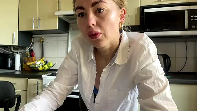 Snapshot of MartaLuna_ chatting on April 2026 08:11:01 AM MartaLuna online show from April 2026 08:11:01 AM