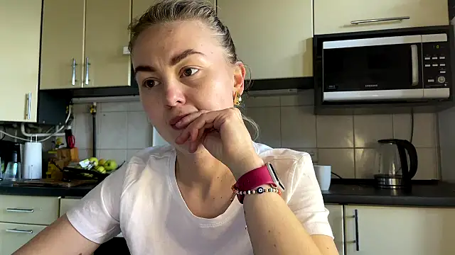 Snapshot of MartaLuna_ chatting on April 2026 03:10:02 PM MartaLuna online show from April 2026 03:10:02 PM