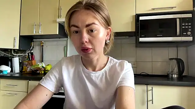 Snapshot of MartaLuna_ chatting on May 2026 10:31:02 AM MartaLuna online show from May 2026 10:31:02 AM