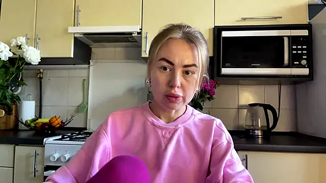 Snapshot of MartaLuna_ chatting on May 2026 01:06:01 PM MartaLuna online show from May 2026 01:06:01 PM