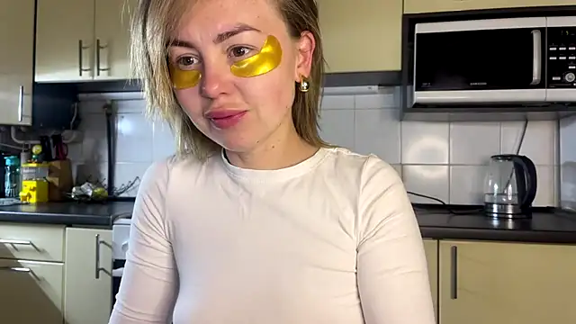 Snapshot of MartaLuna_ chatting on May 2026 08:24:02 PM MartaLuna online show from May 2026 08:24:02 PM