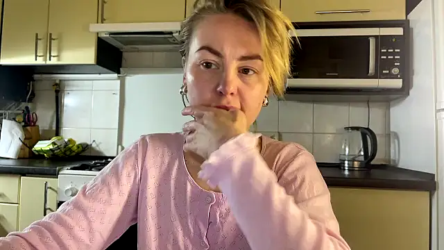 Snapshot of MartaLuna_ chatting on April 2026 08:59:02 PM MartaLuna online show from April 2026 08:59:02 PM