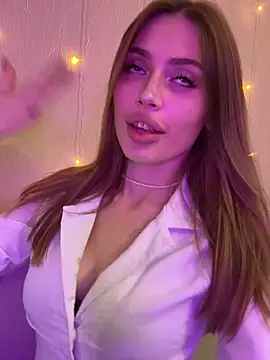 Elizabeth Tay online show from November 2025 05:38:01 PM