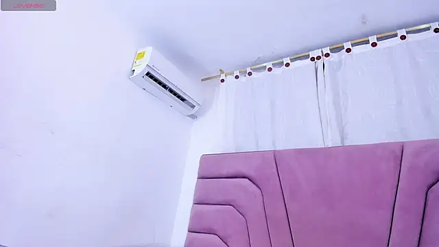 miajhonsonx online show from April 2026 06:01:02 PM