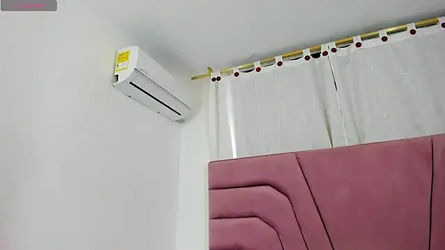 miajhonsonx online show from December 2025 02:11:01 PM