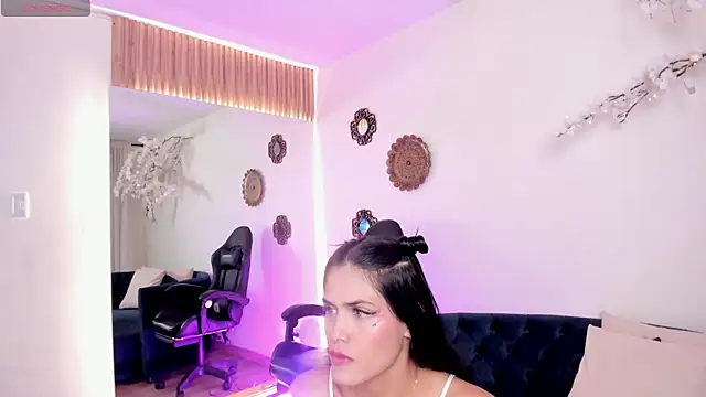 Snapshot of Isa_Rouse__ chatting on September 2025 03:02:01 AM Isa Rouse online show from September 2025 03:02:01 AM